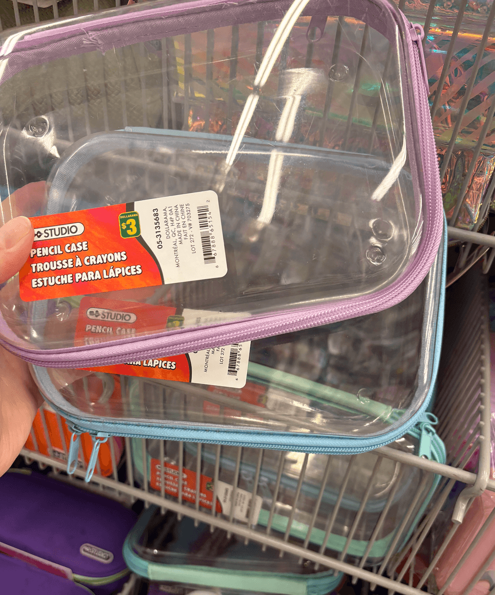 Trousse \u00e0 crayons devant les \u00e9tag\u00e8res du Dollarama.