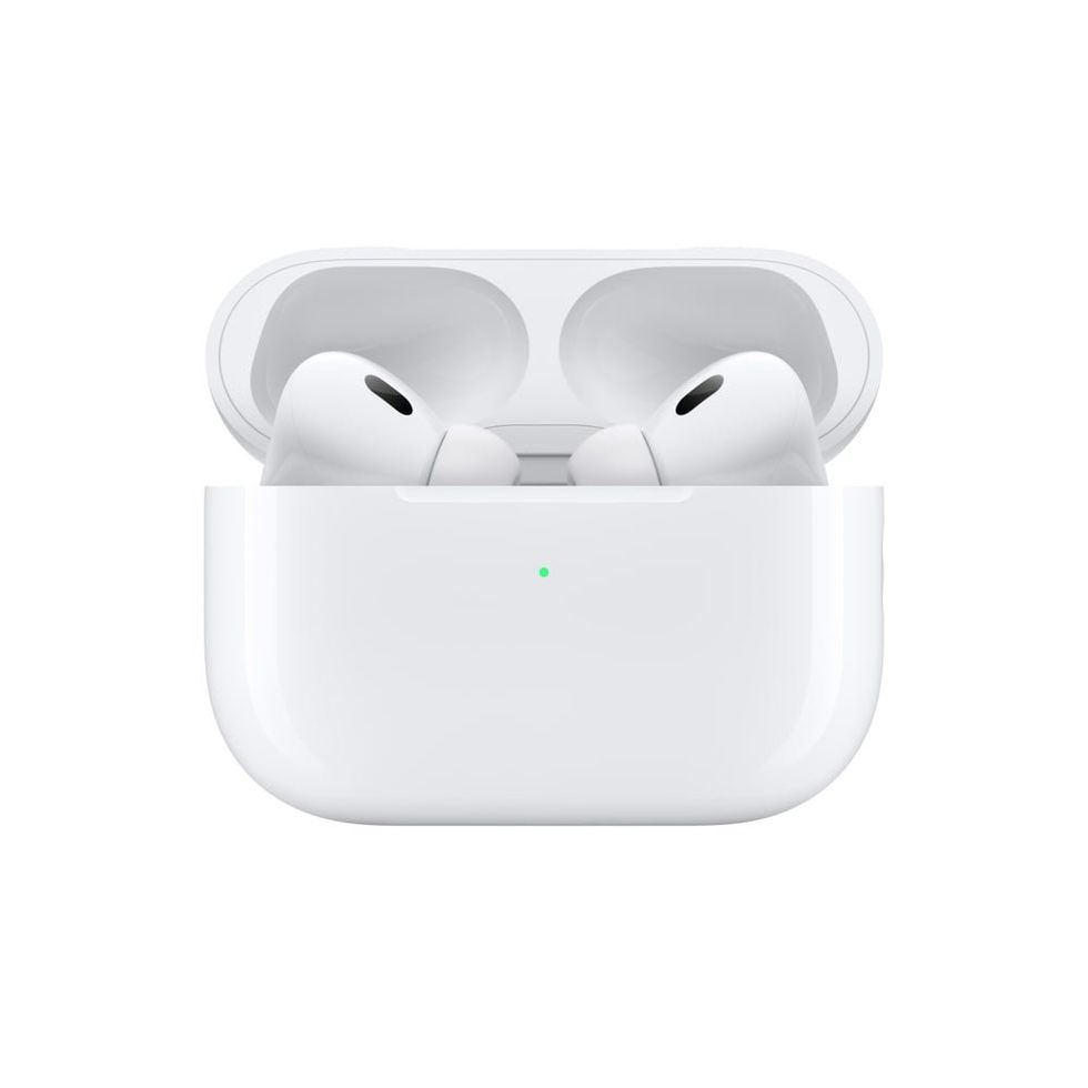\u00c9couteurs AirPods Pro de deuxi\u00e8me g\u00e9n\u00e9ration, rang\u00e9s dans leur \u00e9tui.