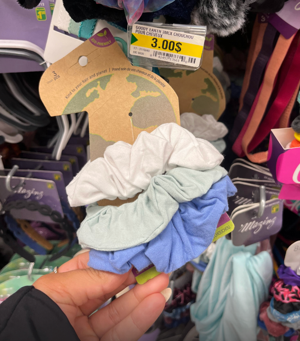 \u00c9lastiques \u00e0 cheveux de type \u00ab Scrunchies \u00bb vendus en ensemble de trois au Dollarama.