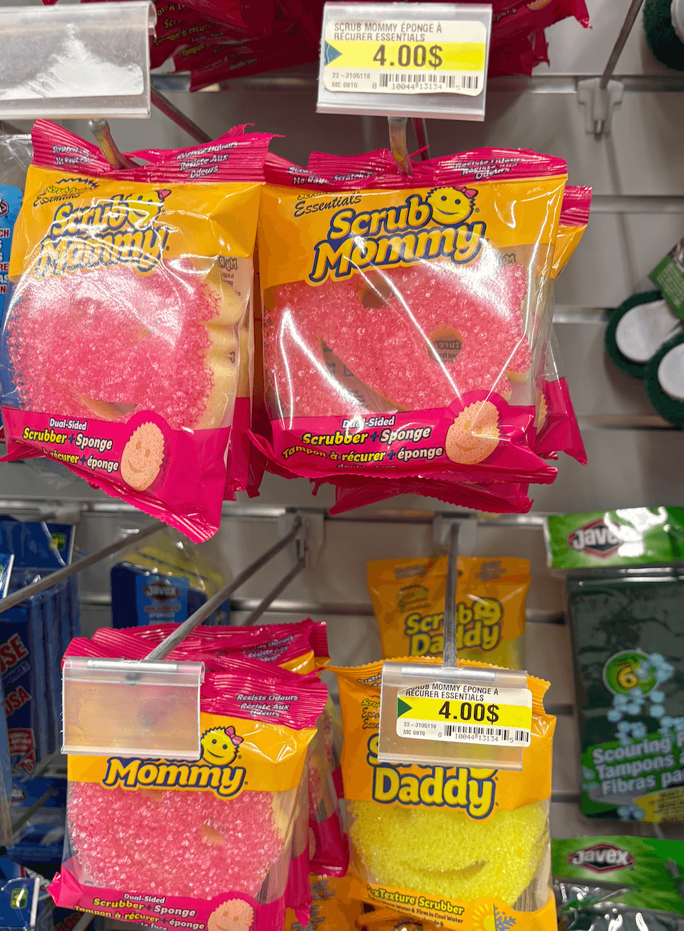 \u00c9ponge Scrub Mommy sur les \u00e9tag\u00e8res du Dollarama.