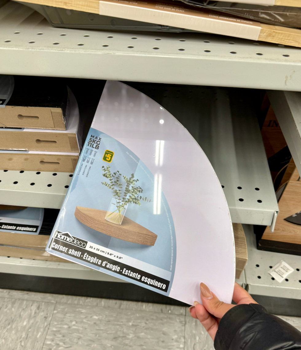 \u00c9tag\u00e8re d\u2019angle en bois clair pour fixer au mur vendue au Dollarama.