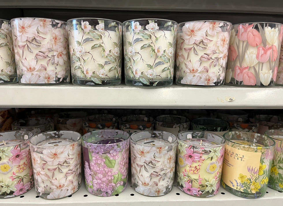 \u00c9tag\u00e8re du Dollarama remplie de chandelles \u00e0 motifs de fleurs.