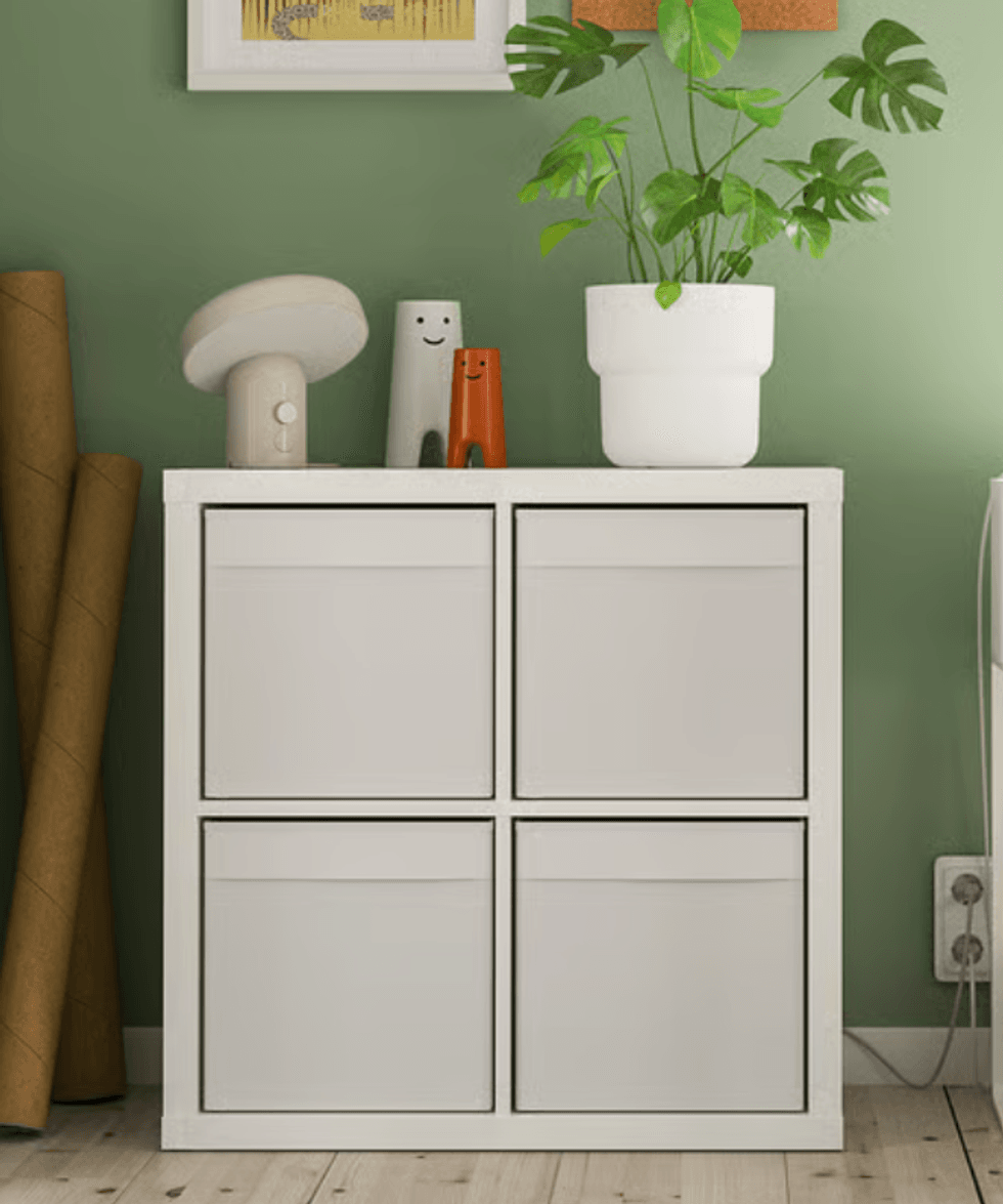 \u00c9tag\u00e8re KALLAX blanche \u00e0 quatre compartiments avec bo\u00eetes DR\u00d6NA assorties du IKEA.