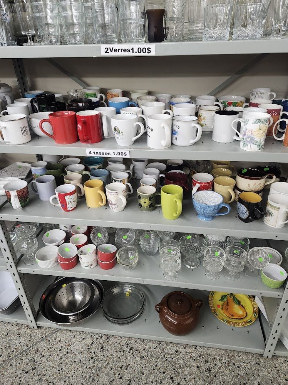 \u00c9tag\u00e8re \u00e0 vaisselle incluant surtout des tasses et des verres.