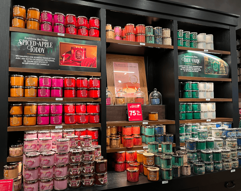 \u00c9tag\u00e8res du Bath & Body Works bien remplies de chandelles \u00e0 trois m\u00e8ches.