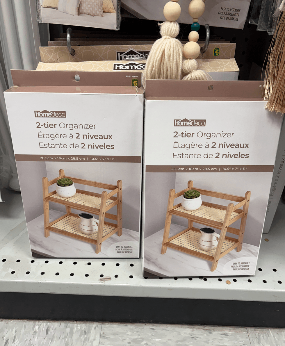 \u00c9tag\u00e8res \u00e0 deux niveaux sur les tablettes du Dollarama.