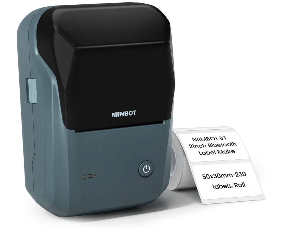 \u00c9tiqueteuse portative et son rouleau d'\u00e9tiquettes imprim\u00e9es sur un fond blanc.