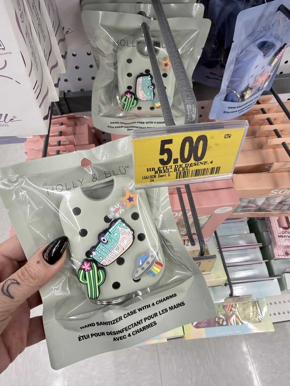 \u200b\u00c9tui pour d\u00e9sinfectant \u00e0 mains avec quatre breloques vendu au Tigre G\u00e9ant pour 5 $.