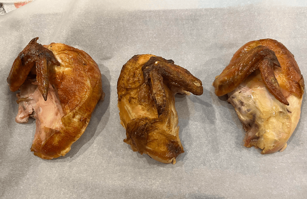 \u200b\u200bDans l'ordre de gauche \u00e0 droite : Poulet du Benny & Co., Scores et St-Hubert.