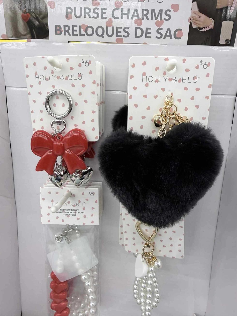 \u200bAccessoires pour sacs et t\u00e9l\u00e9phones en vente au Tigre G\u00e9ant pour 6 $.