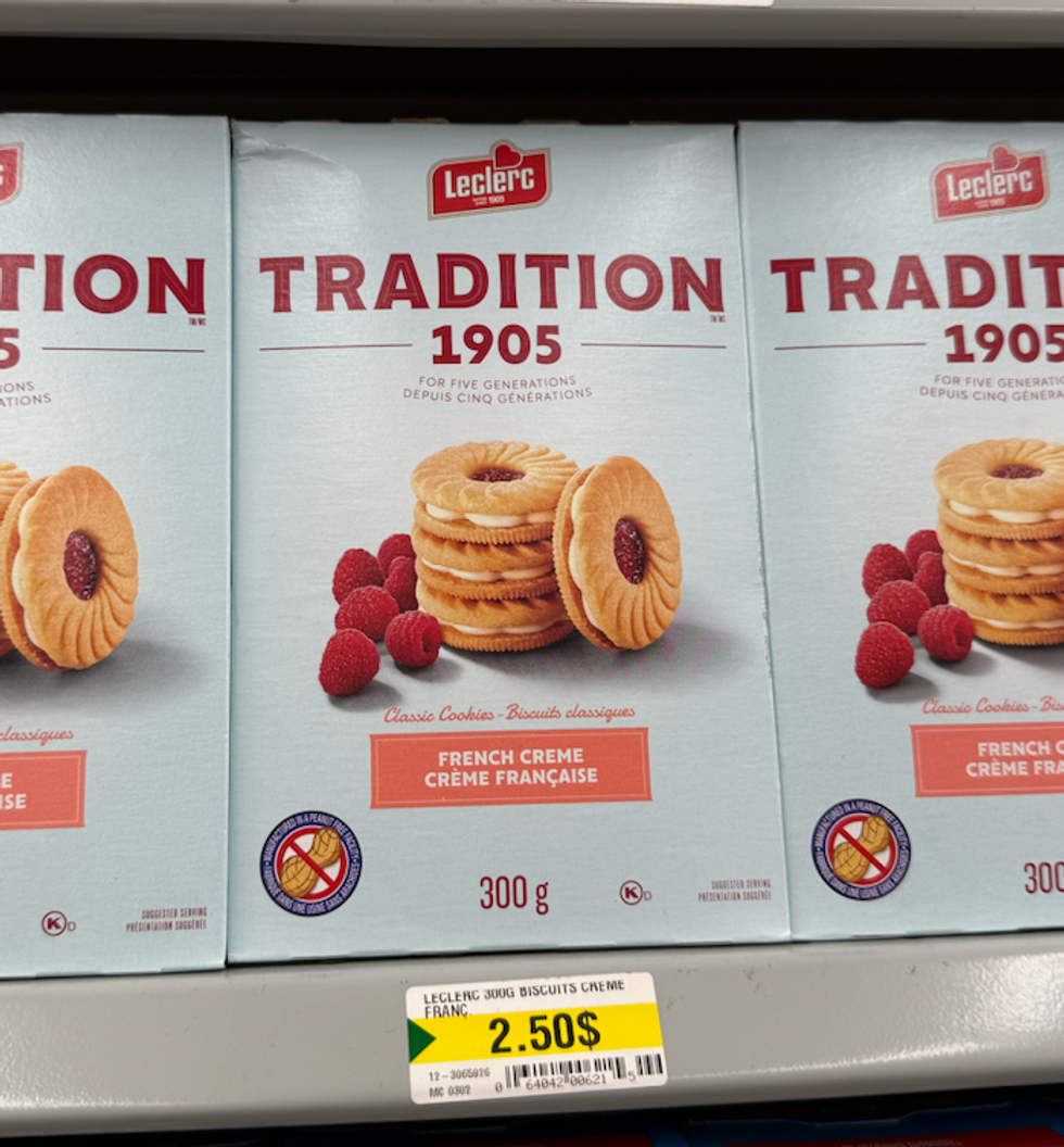 \u200bBiscuits Tradition cr\u00e8me fran\u00e7aise sur une tablette du Dollarama.