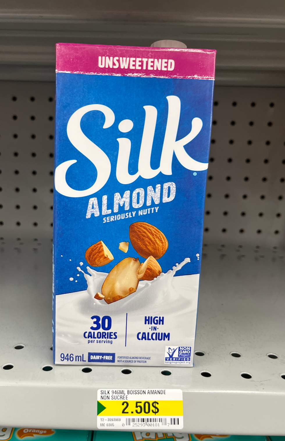 \u200bBoisson d'amande non sucr\u00e9e dans son carton sur une tablette du Dollarama.