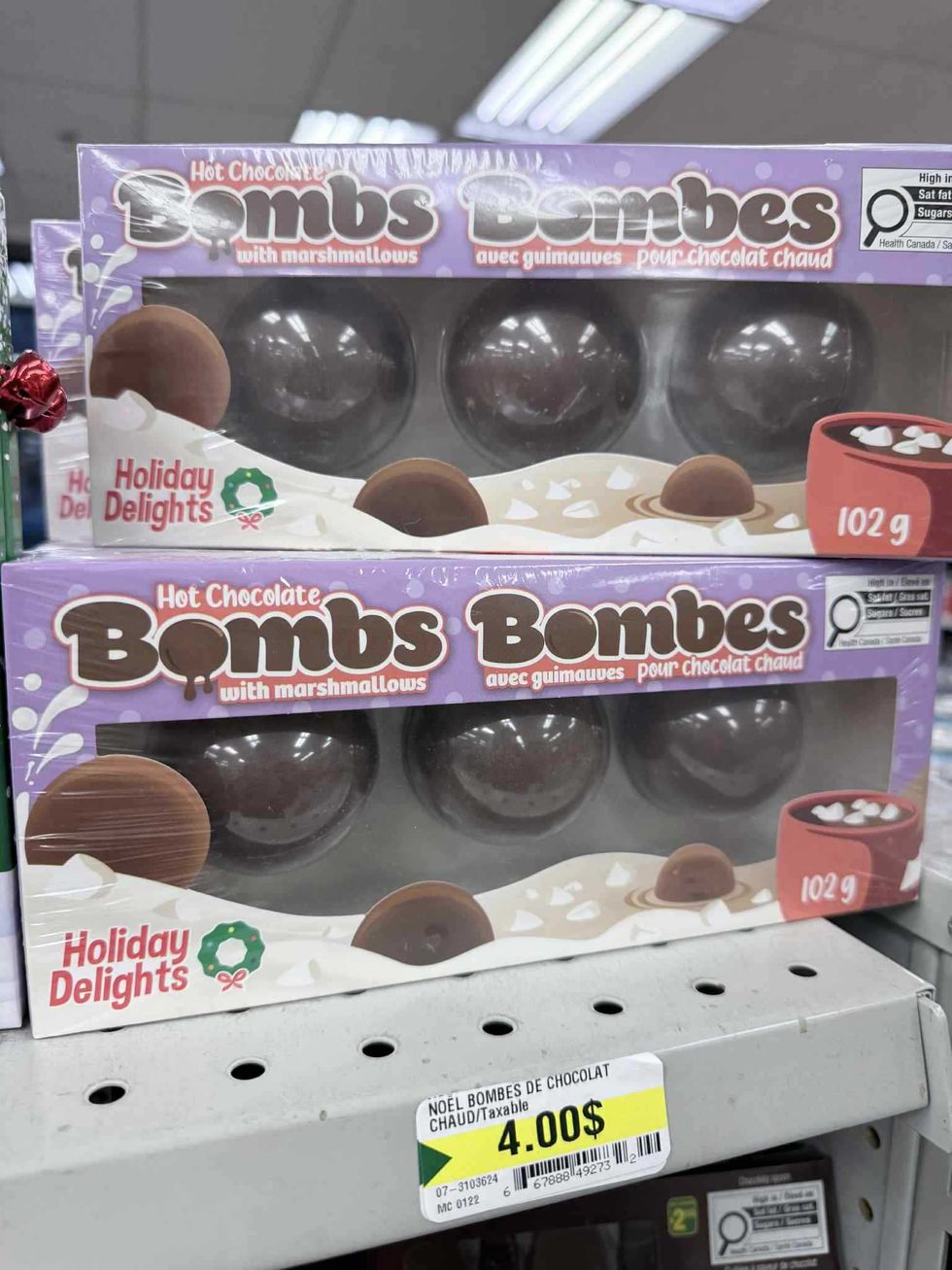 \u200bBombes pour chocolat chaud avec guimauves en vente au Dollarama pour 4 $.