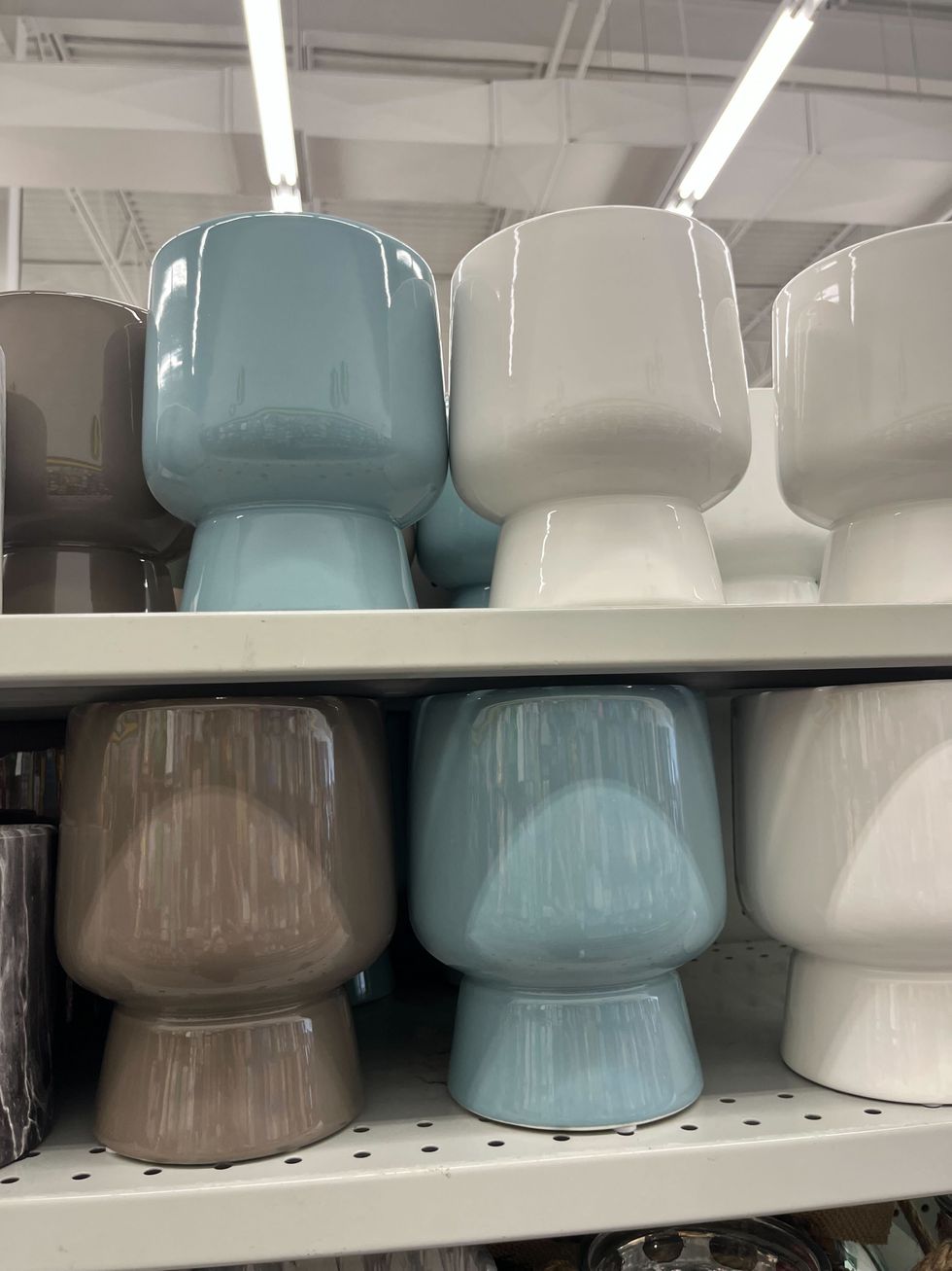 \u200bCache-pots pour les plantes vendus au Dollarama en blanc, bleu et gris.