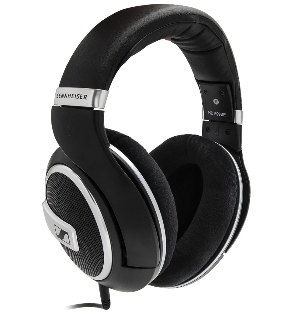 \u200bCasque audiophile Sennheiser HD avec fil sur fond blanc.