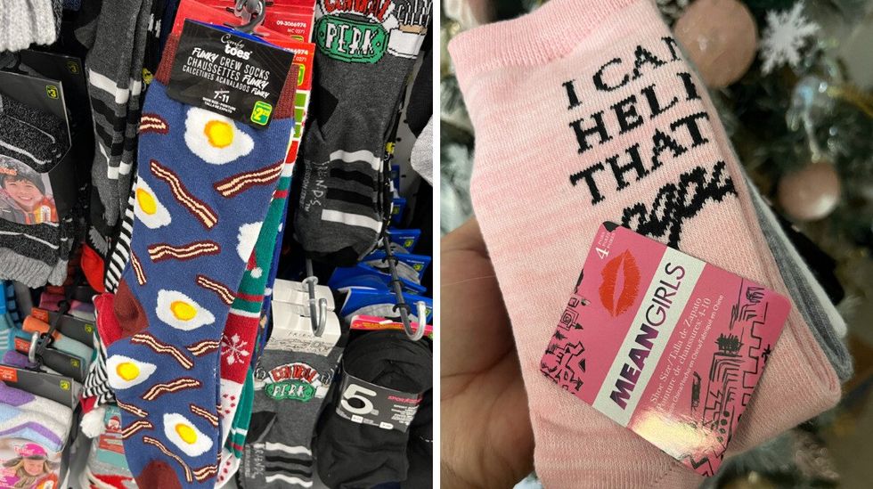 \u200bChaussettes bleues avec des motifs d'oeufs et de bacon. Droite : Quatre paires de bas roses Mean Girls.