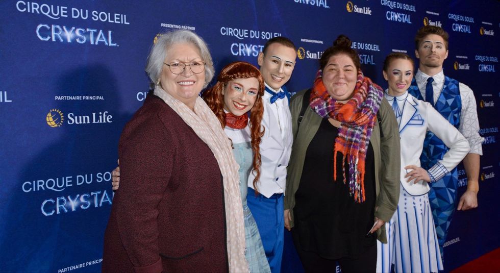 \u200bChristine Morency, sa maman, et les acrobates sur le tapis rouge du Cirque du Soleil.
