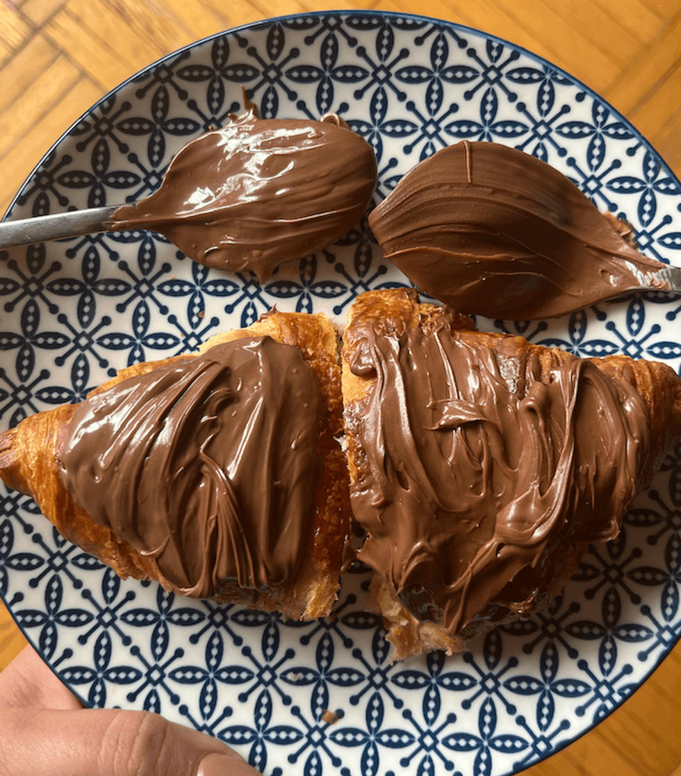 \u200bCroissant et cuill\u00e8re de Nutella \u00e0 gauche, et de tartinade Kirkland Signature \u00e0 droite.