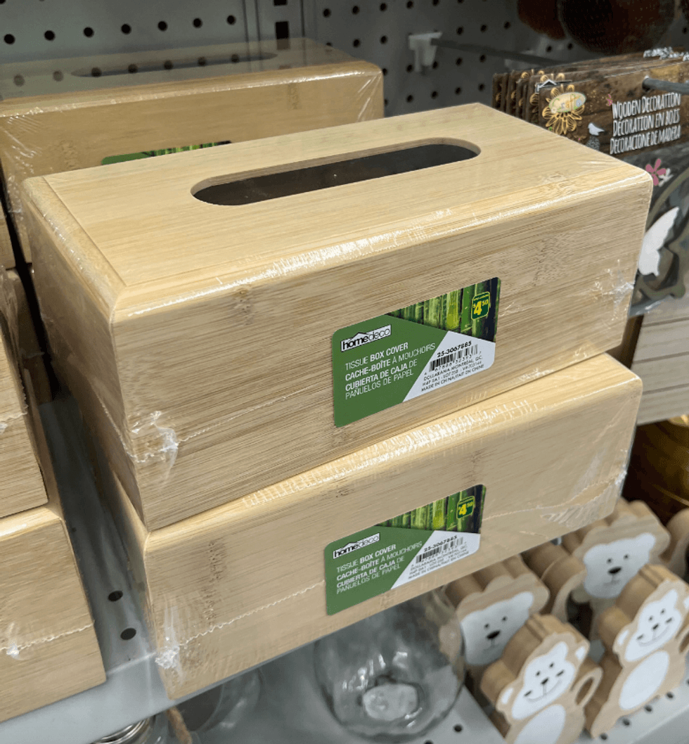 \u200bDes cache-bo\u00eetes \u00e0 mouchoirs en bois vendus au Dollarama.