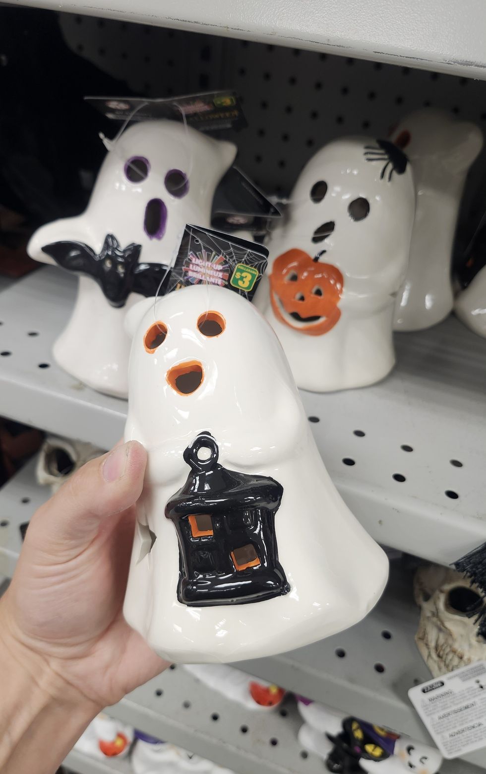 \u200bDes petits fant\u00f4mes en c\u00e9ramique.