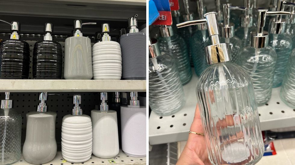 \u200bDistributeurs de savon du Dollarama sur une \u00e9tag\u00e8re. Droite : Main qui tient un distributeur de savon transparent.