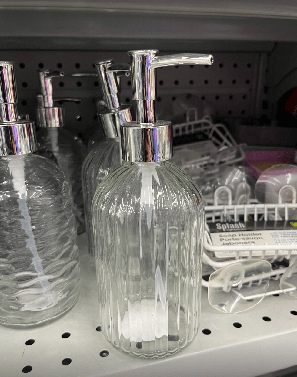 \u200bDistributeurs de savon en verre sur les tablettes du Dollarama.