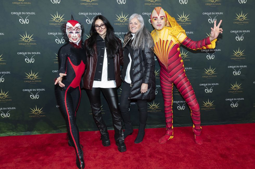 \u200bEmy Lalune et sa m\u00e8re sur le tapis rouge d'OVO du Cirque du Soleil.
