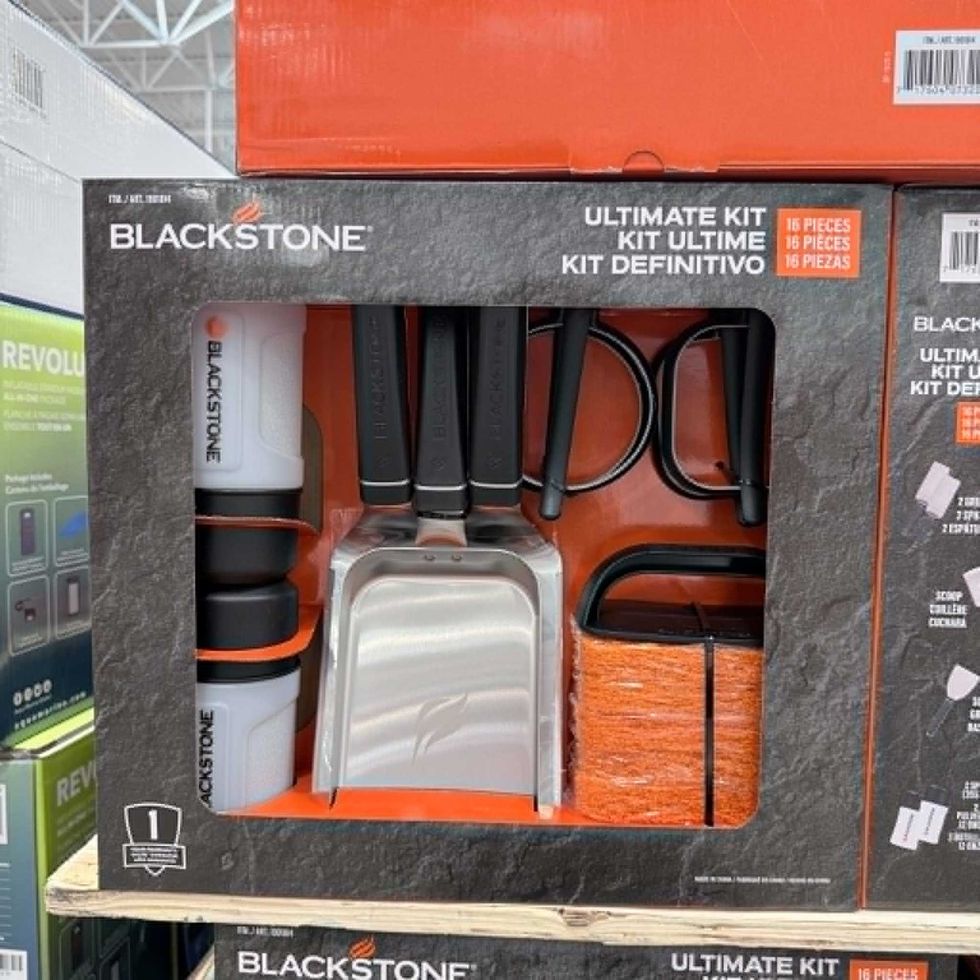 \u200bEnsemble de 16 accessoires pour grillades de la marque Blasckstone en vente au Costco pour 39,99 $.