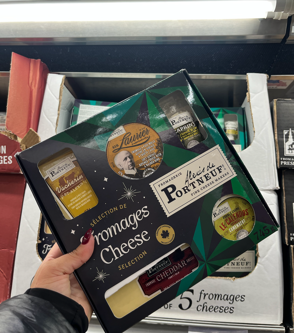 \u200bEnsemble de cinq fromages Alexis de Portneuf dans un coffret vert for\u00eat.