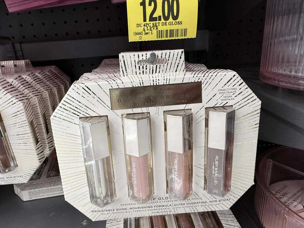 \u200bEnsemble de quatre brillants \u00e0 l\u00e8vres en vente au Tigre G\u00e9ant pour 12 $.