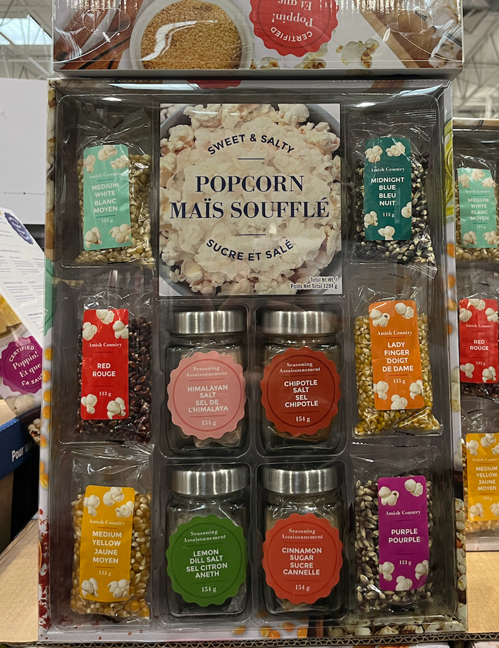 \u200bEnsemble de six vari\u00e9t\u00e9s de ma\u00efs souffl\u00e9 sucr\u00e9 et sal\u00e9 et quatre assaisonnements aux \u00e9tiquettes color\u00e9es.