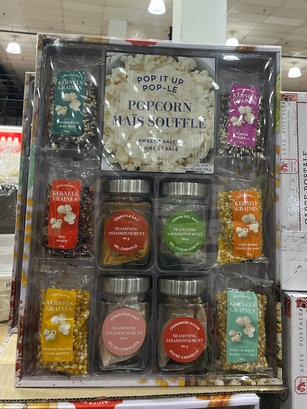 \u200bEnsemble de six vari\u00e9t\u00e9s de ma\u00efs souffl\u00e9 sucr\u00e9 et sal\u00e9 et quatre assaisonnements aux \u00e9tiquettes color\u00e9es.