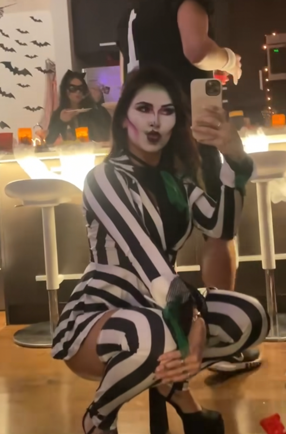 \u200bGabrielle Nogue costum\u00e9e en joker pour l'Halloween.