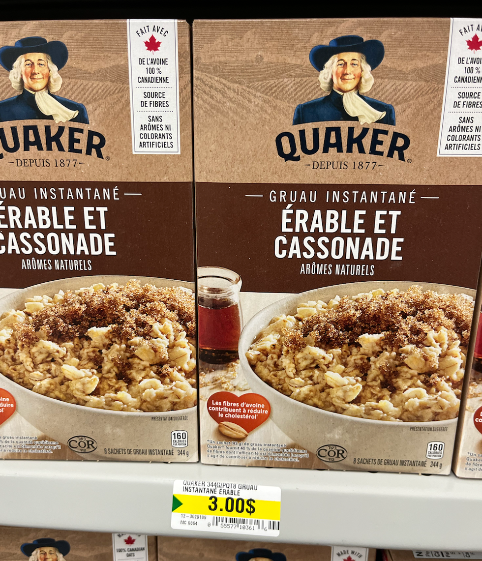 \u200bGruau instantan\u00e9 \u00e0 saveur \u00e9rable et cassonade dans sa bo\u00eete en carton sur une tablette du Dollarama.