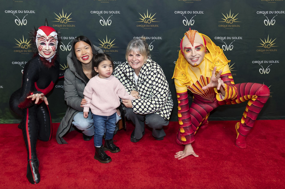 \u200bGuylaine Tremblay, sa fille et sa petite fille sur le tapis rouge d'OVO du Cirque du Soleil.
