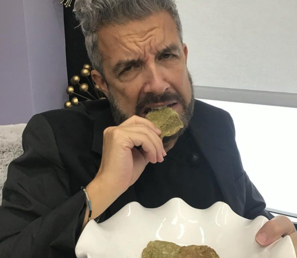 \u200bJean Airoldi tient une galette de \u00ab slop \u00bb avec une expression mis\u00e9rable au visage.