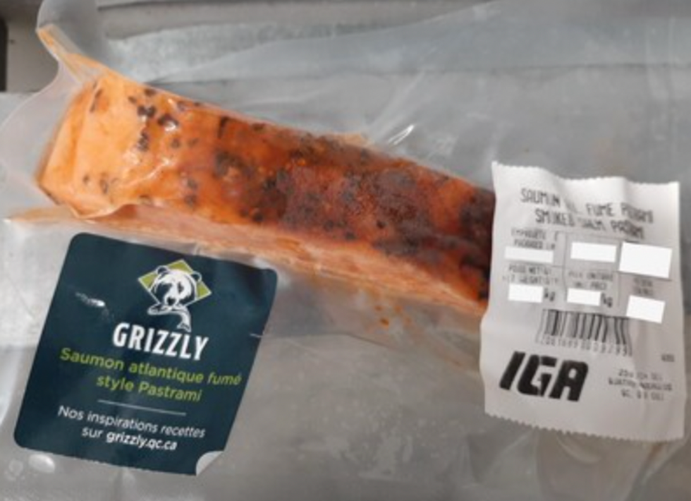\u200bLe saumon fum\u00e9 pastrami dans son emballage du IGA.