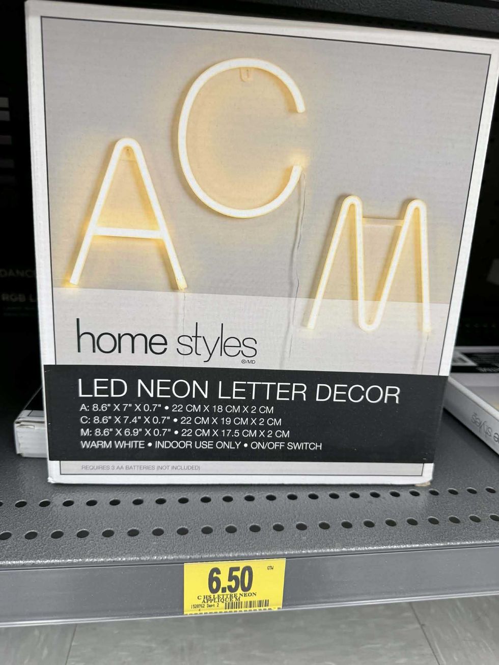 \u200bLettres en n\u00e9on en vente au Tigre G\u00e9ant pour 6,50 $.