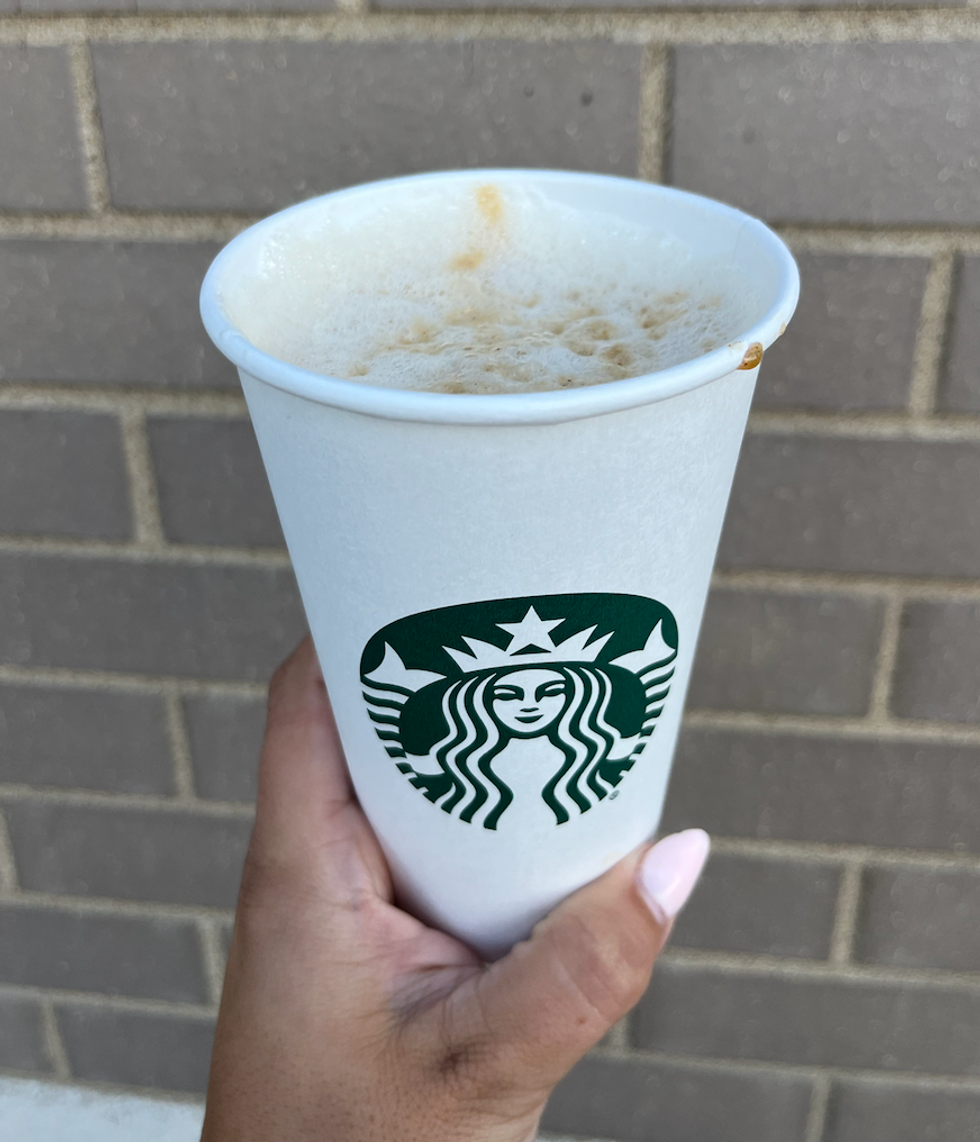 \u200bMacchiato \u00e0 la croustade aux pommes du Starbucks dans une main.
