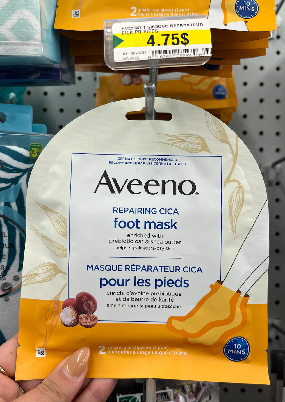 \u200bMasque r\u00e9parateur CICA pour les pieds d'Aveeno dans son emballage jaune et cr\u00e8me.
