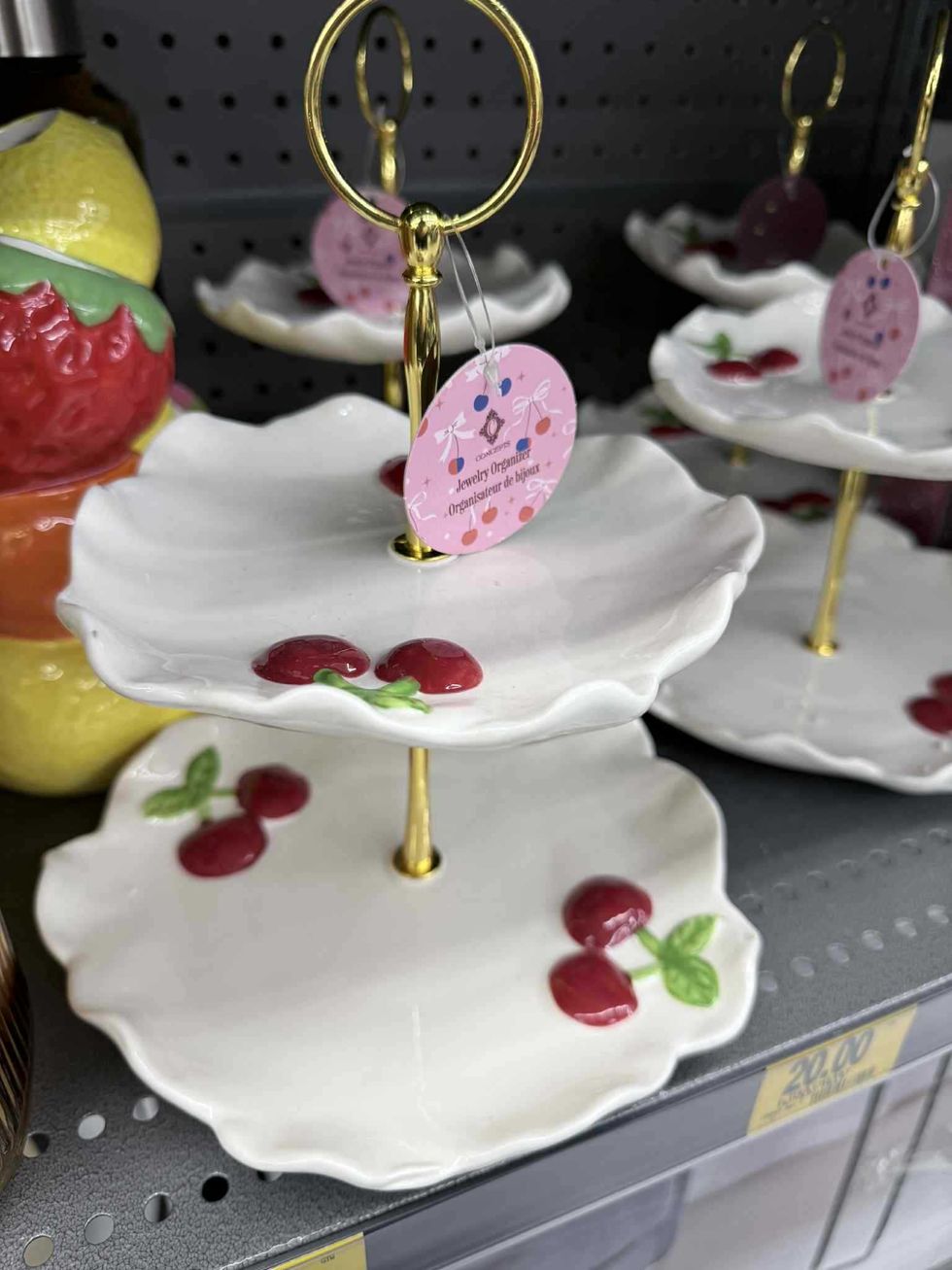 \u200bOrganisateur de bijoux avec motifs de cerises en vente au Tigre G\u00e9ant pour 20 $.