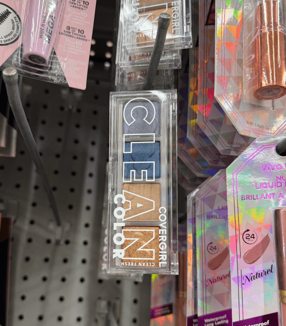 \u200bPalette d'ombre \u00e0 paupi\u00e8res Clean de CoverGirl au Dollarama.