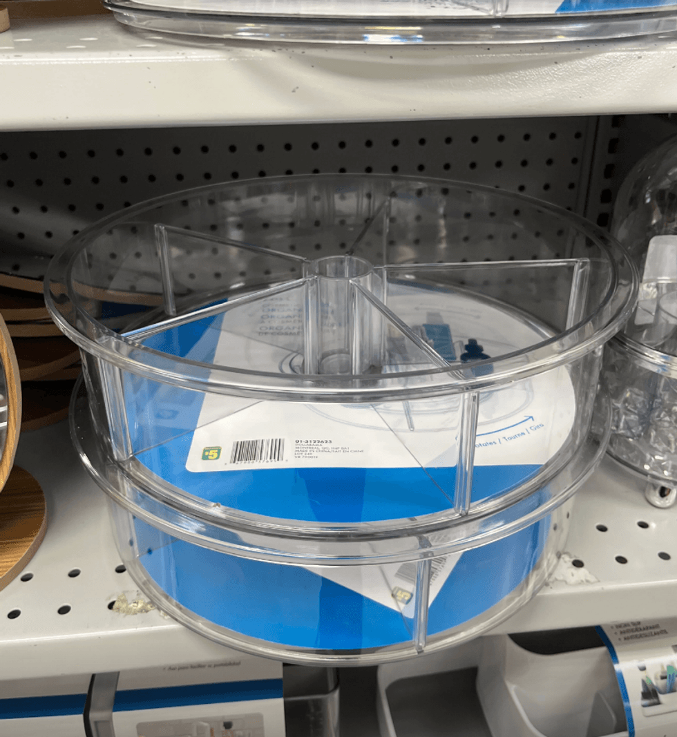 \u200bPanier de rangement rotatif en plastique vendu au Dollarama.