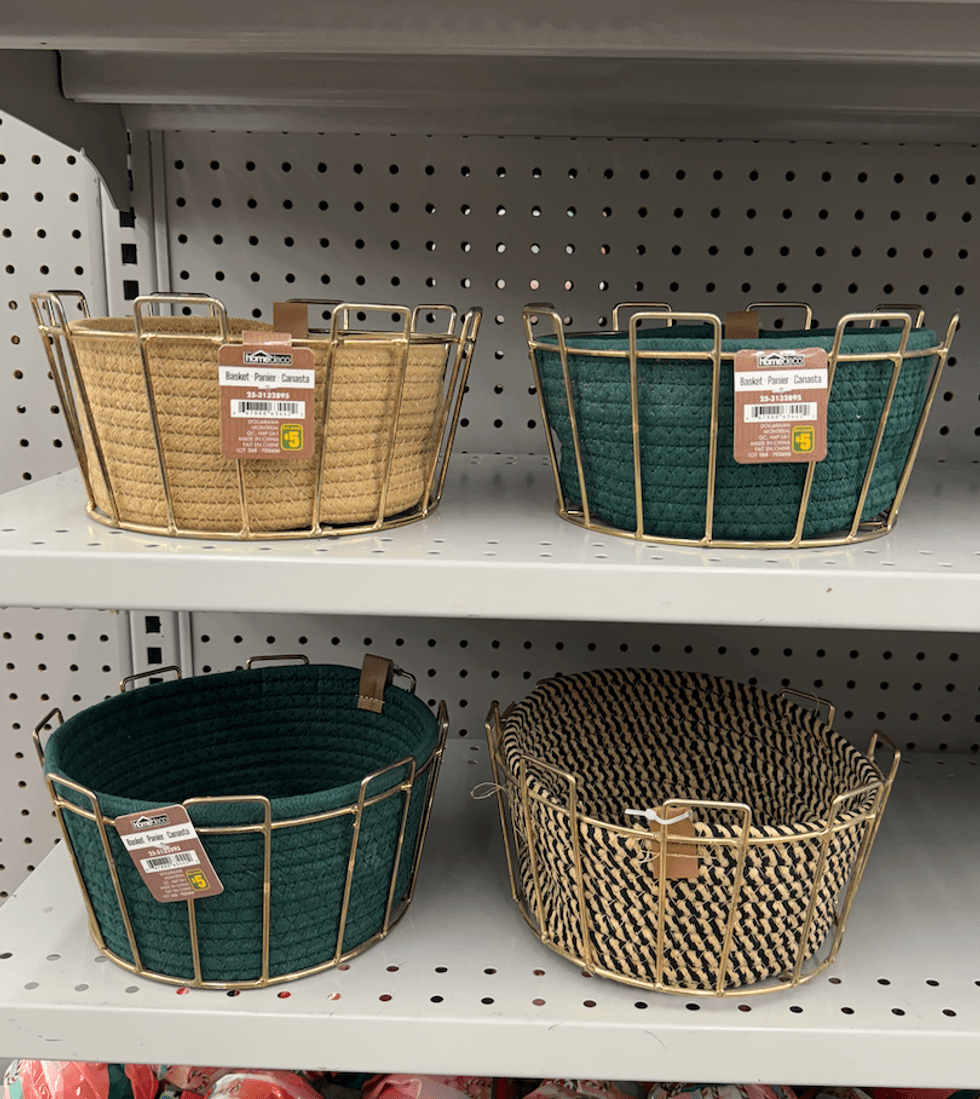 \u200bPaniers d\u00e9coratifs en corde avec structure m\u00e9tallique dor\u00e9e chez Dollarama.
