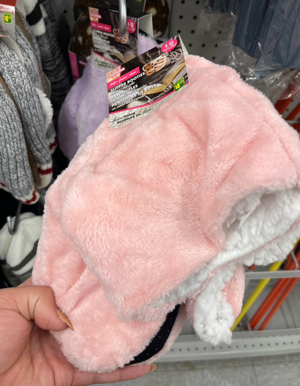 \u200bPantoufles bottes en fourrure rose doubl\u00e9es en sherpa blanc.