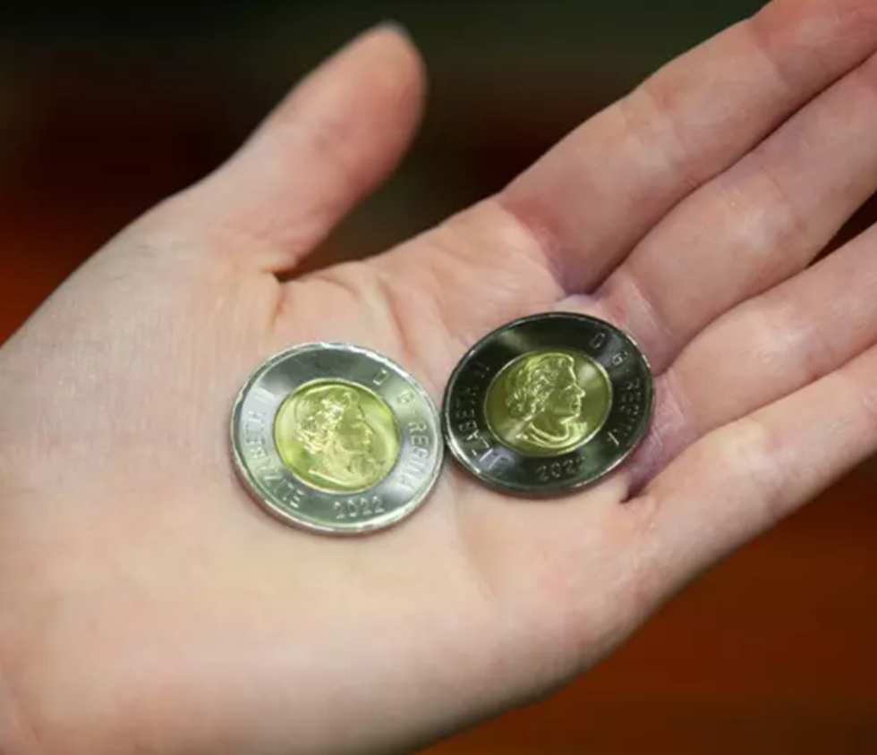 \u200bPi\u00e8ce de 2 $ noir et or.