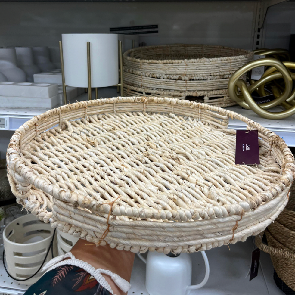 \u200bPlateau rond en rotin de chez Maxi & Cie.