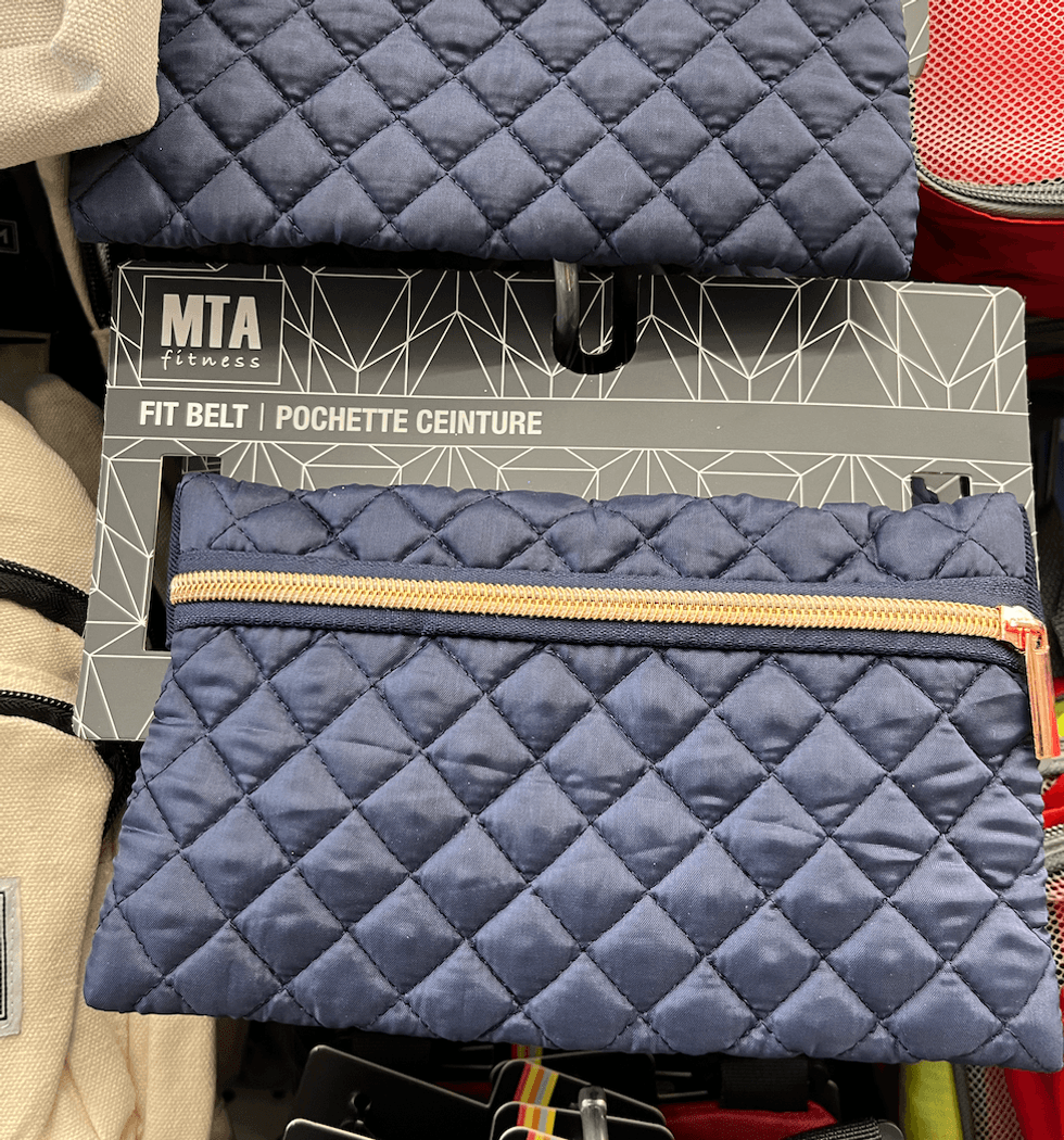 \u200bPochette ceinture marine avec effet matelass\u00e9.