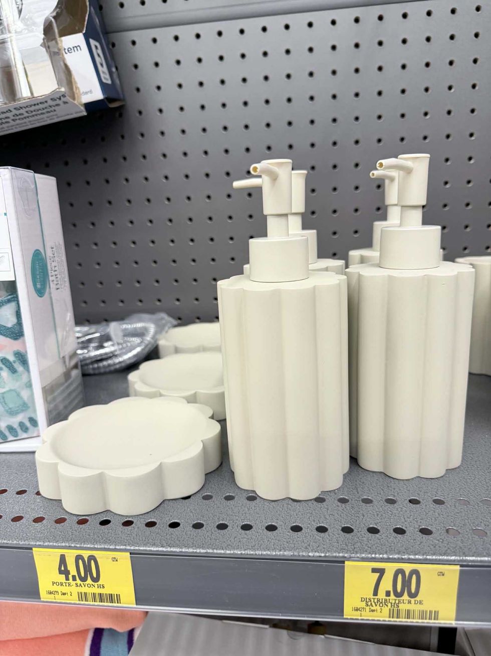 \u200bPorte savon et distributeur de savon liquide en vente au Tigre G\u00e9ant pour 4 $ et 7 $.