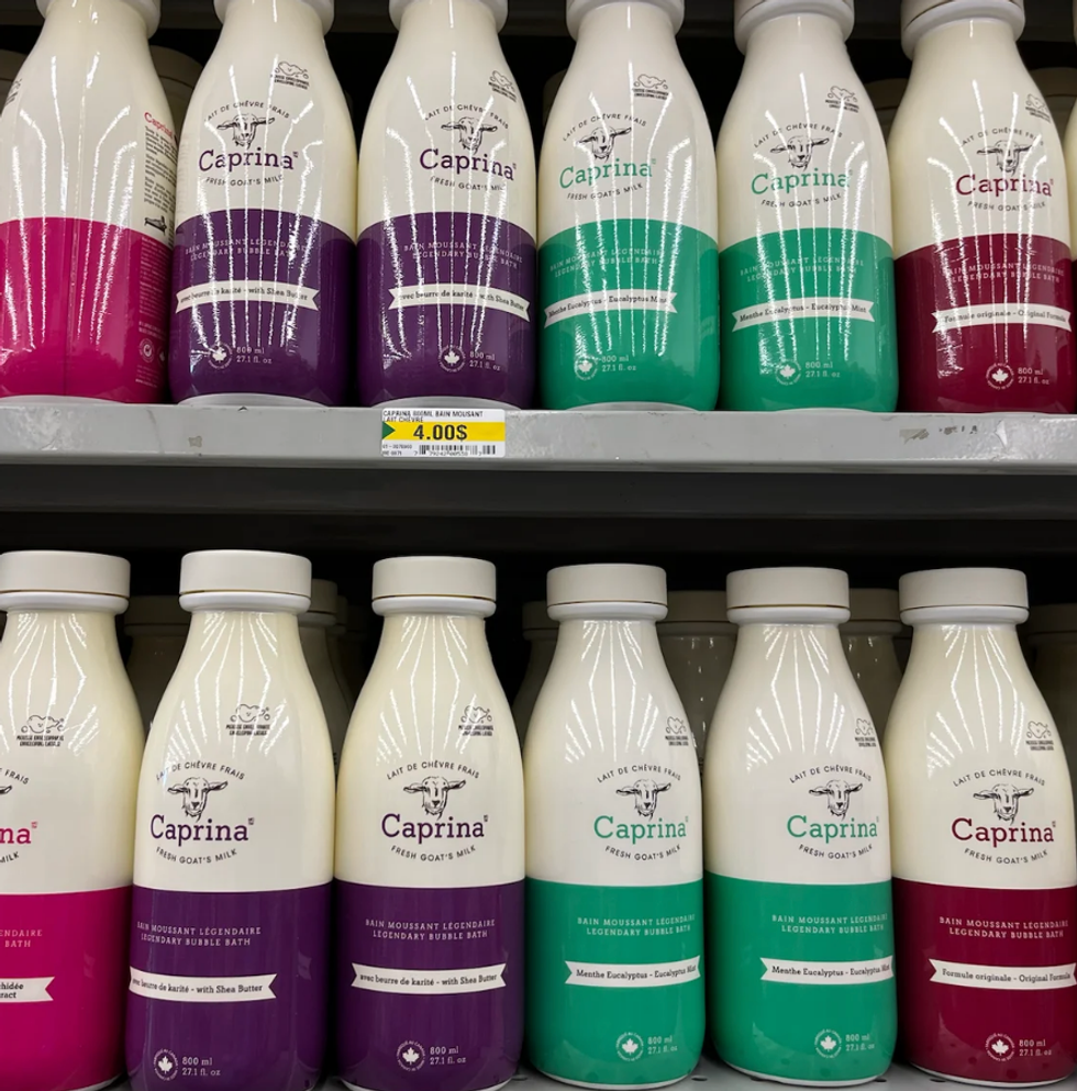 \u200bQuatre vari\u00e9t\u00e9s de bains moussants au lait de ch\u00e8vre Caprina sur les \u00e9talages du Dollarama.
